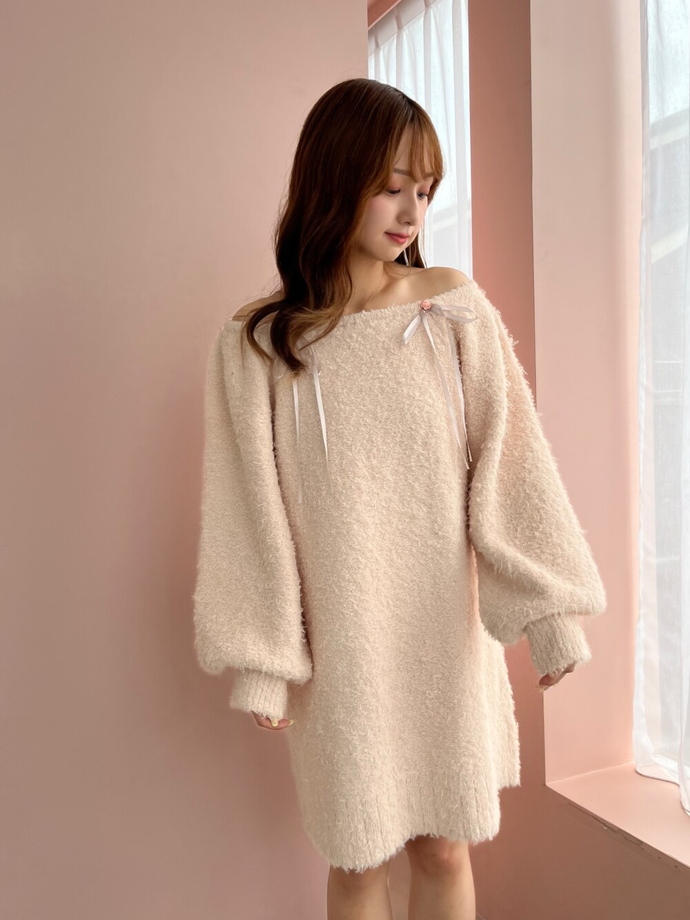 ホワイト系のワンピース、ホワイト系のブーツを着用したレディースの秋コーディネートの6枚目の写真