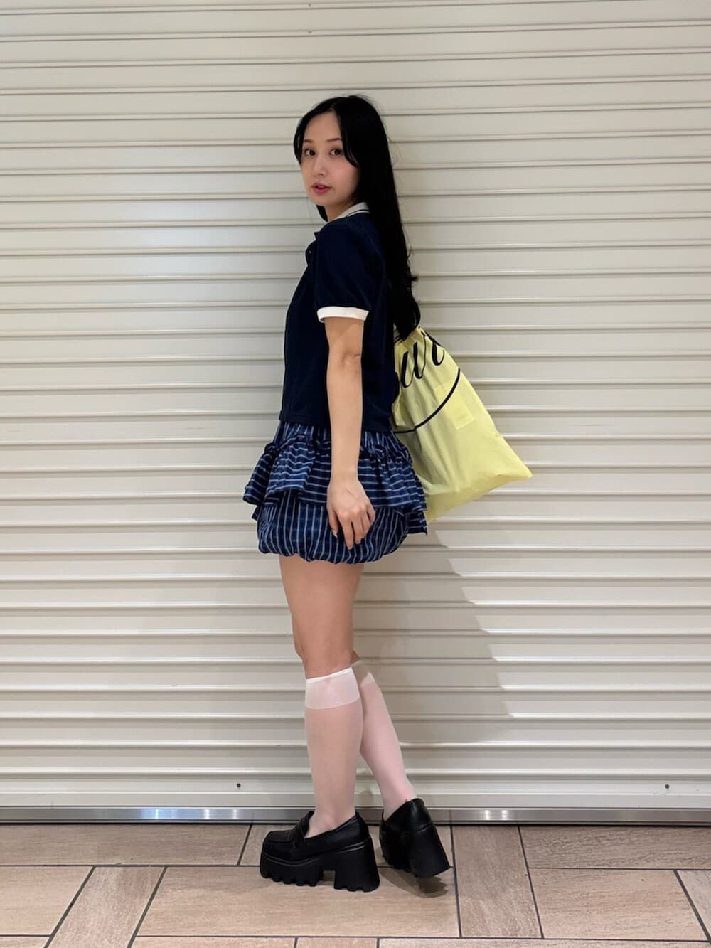 イエロー系のトートバッグ、ブルー系のTシャツ/カットソー、その他のその他パンツを着用したレディースの夏コーディネートの3枚目の写真