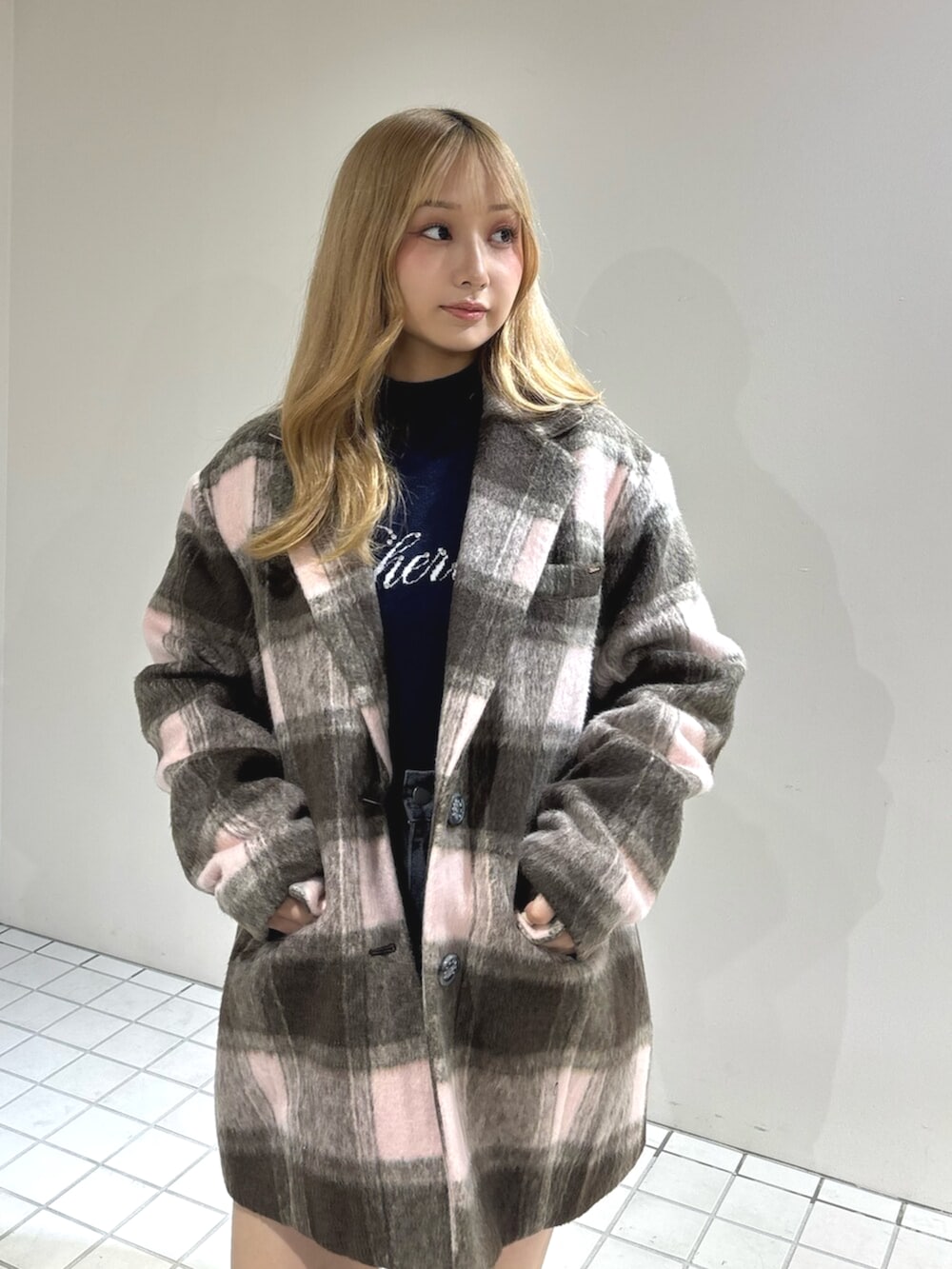 ブラウン系のブーツ、ブラック系のデニムスカート、その他のテーラードジャケットを着用したレディースの秋コーディネートの5枚目の写真