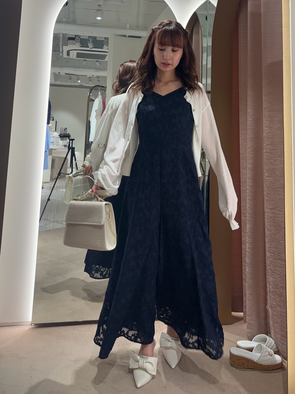 ブルー系のつなぎ/オールインワン、ホワイト系のカーディガン/ボレロ、ホワイト系のハンドバッグを着用したレディースの夏コーディネートの2枚目の写真