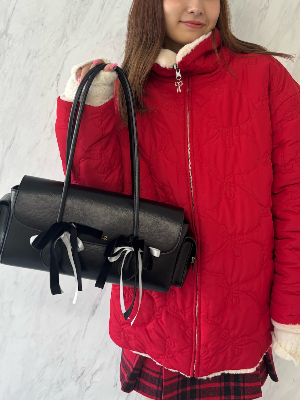 ブラック系のハンドバッグ、ブラック系のブーツ、レッド系のその他アウターを着用したレディースの夏コーディネートの7枚目の写真