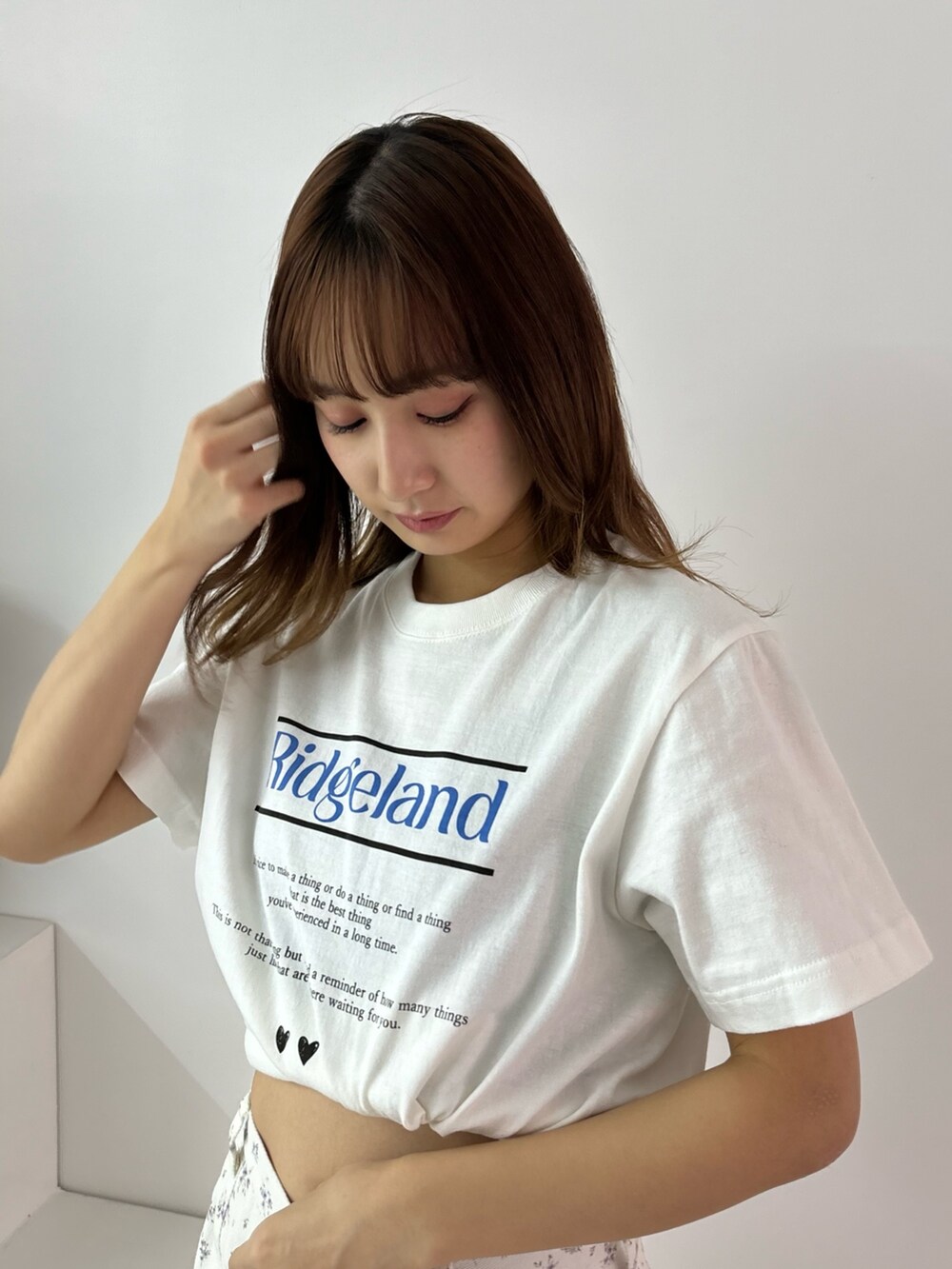 ホワイト系のTシャツ/カットソー、ホワイト系のその他パンツを着用したレディースの春コーディネートの4枚目の写真