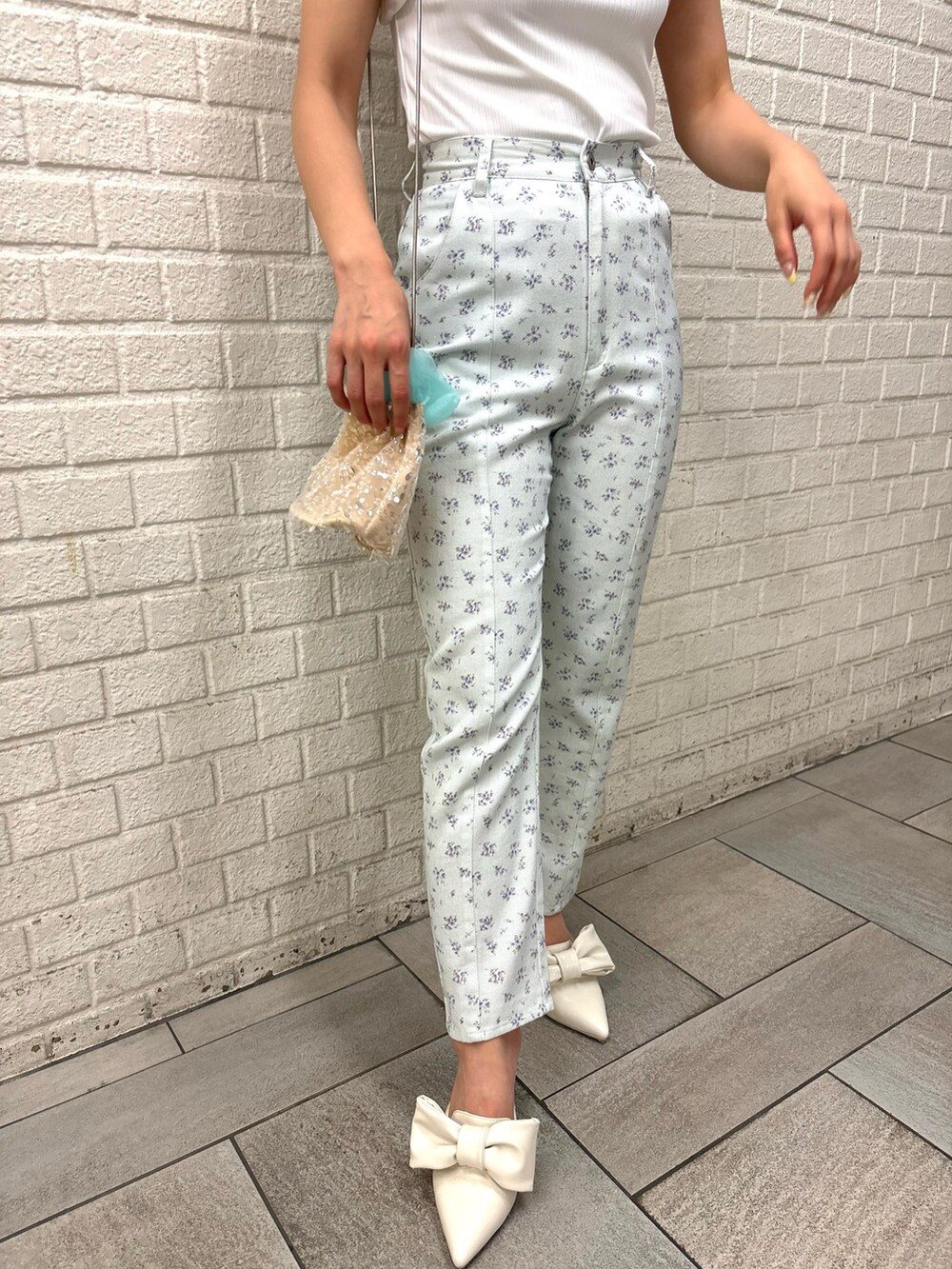 ブルー系のその他パンツ、ホワイト系のTシャツ/カットソー、ピンク系のパンプスを着用したレディースの夏コーディネートの6枚目の写真