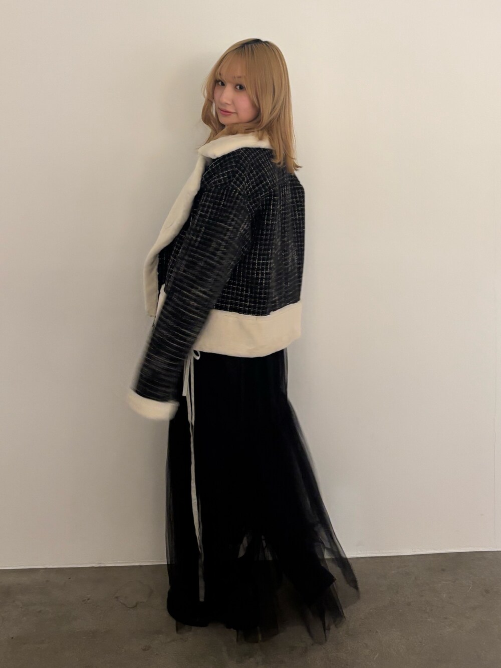 ホワイト系のスカート、その他のブルゾン、グレー系のニット/セーターを着用したレディースの冬コーディネートの5枚目の写真