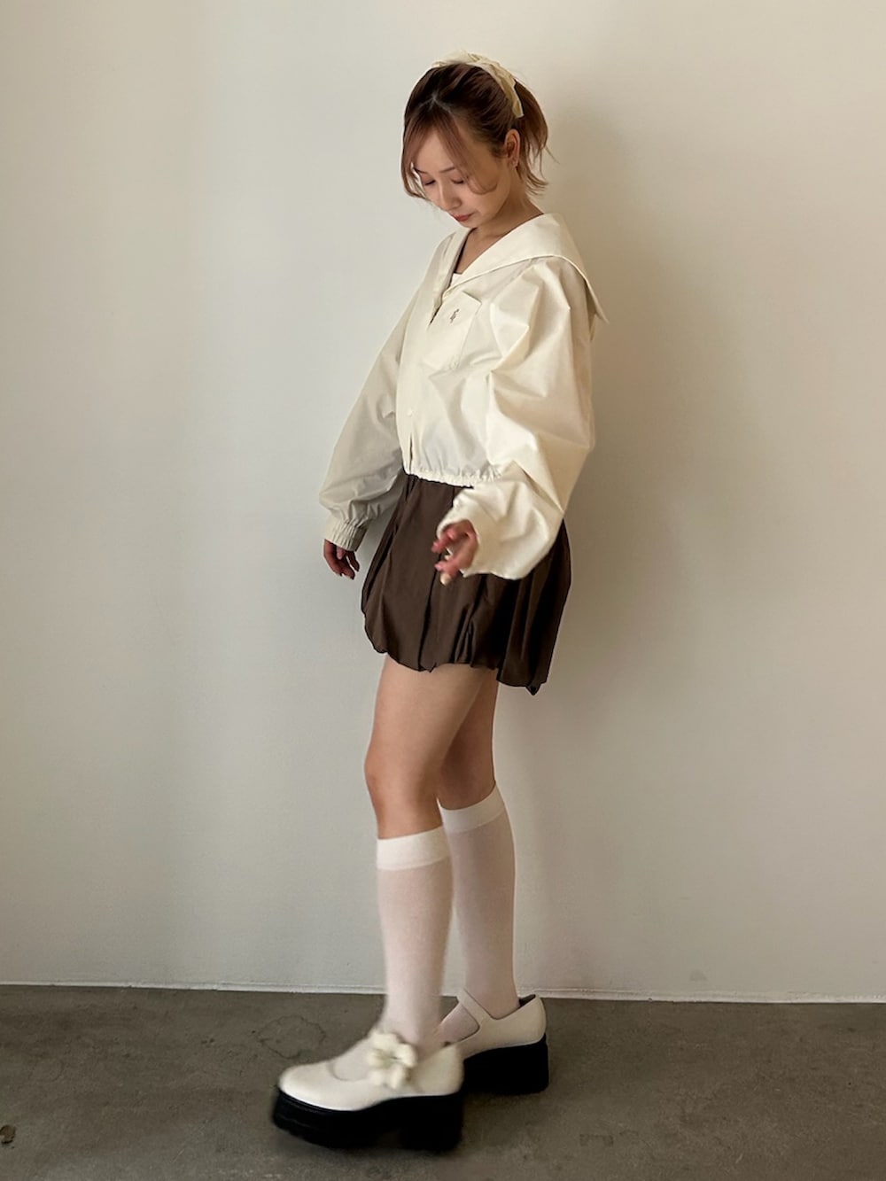 ブルー系のその他パンツ、ホワイト系のブルゾンを着用したレディースの春コーディネートの3枚目の写真