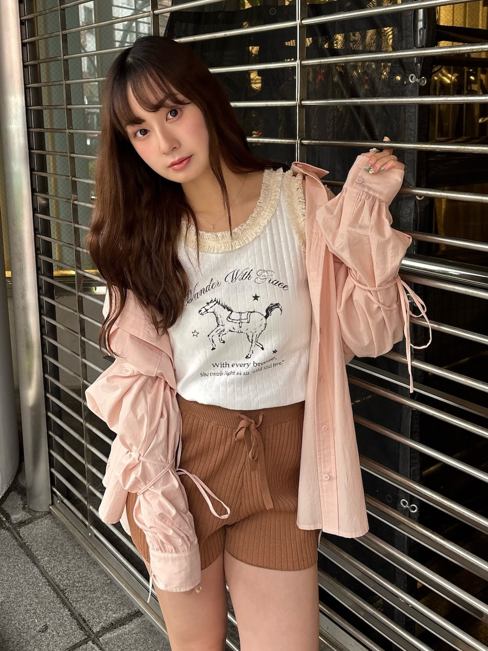 ブラウン系のその他パンツ、ホワイト系のタンクトップ、ピンク系のシャツ/ブラウスを着用したレディースの春コーディネートの5枚目の写真