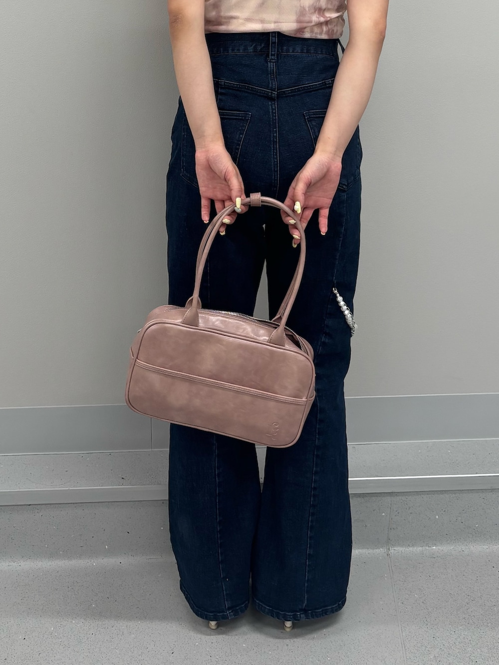 ブルー系のデニムパンツ、ピンク系のTシャツ/カットソー、ピンク系のボストンバッグを着用したレディースの夏コーディネートの5枚目の写真