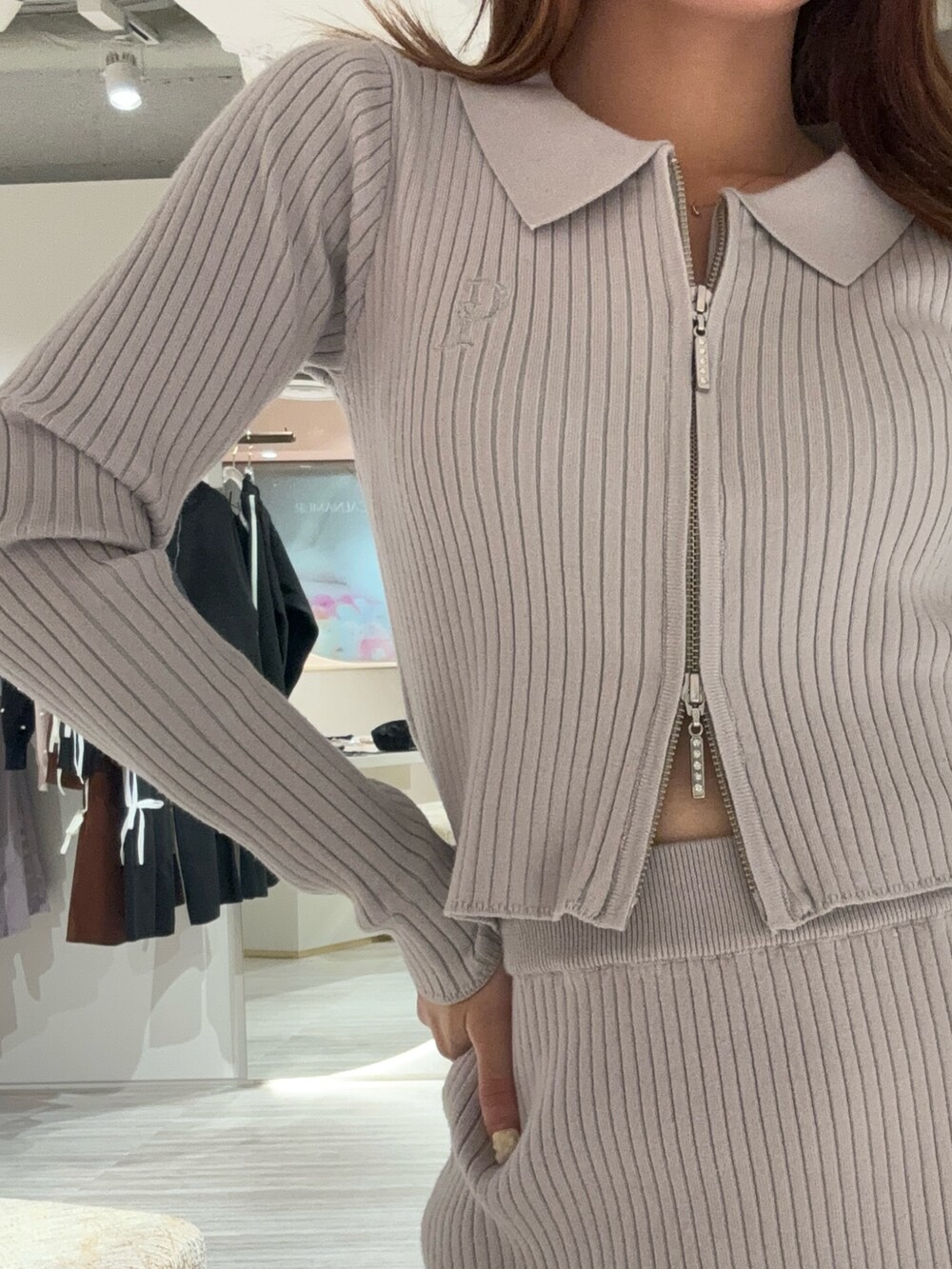 グレー系のワンピース、ブラック系のブーツを着用したレディースの秋コーディネートの7枚目の写真