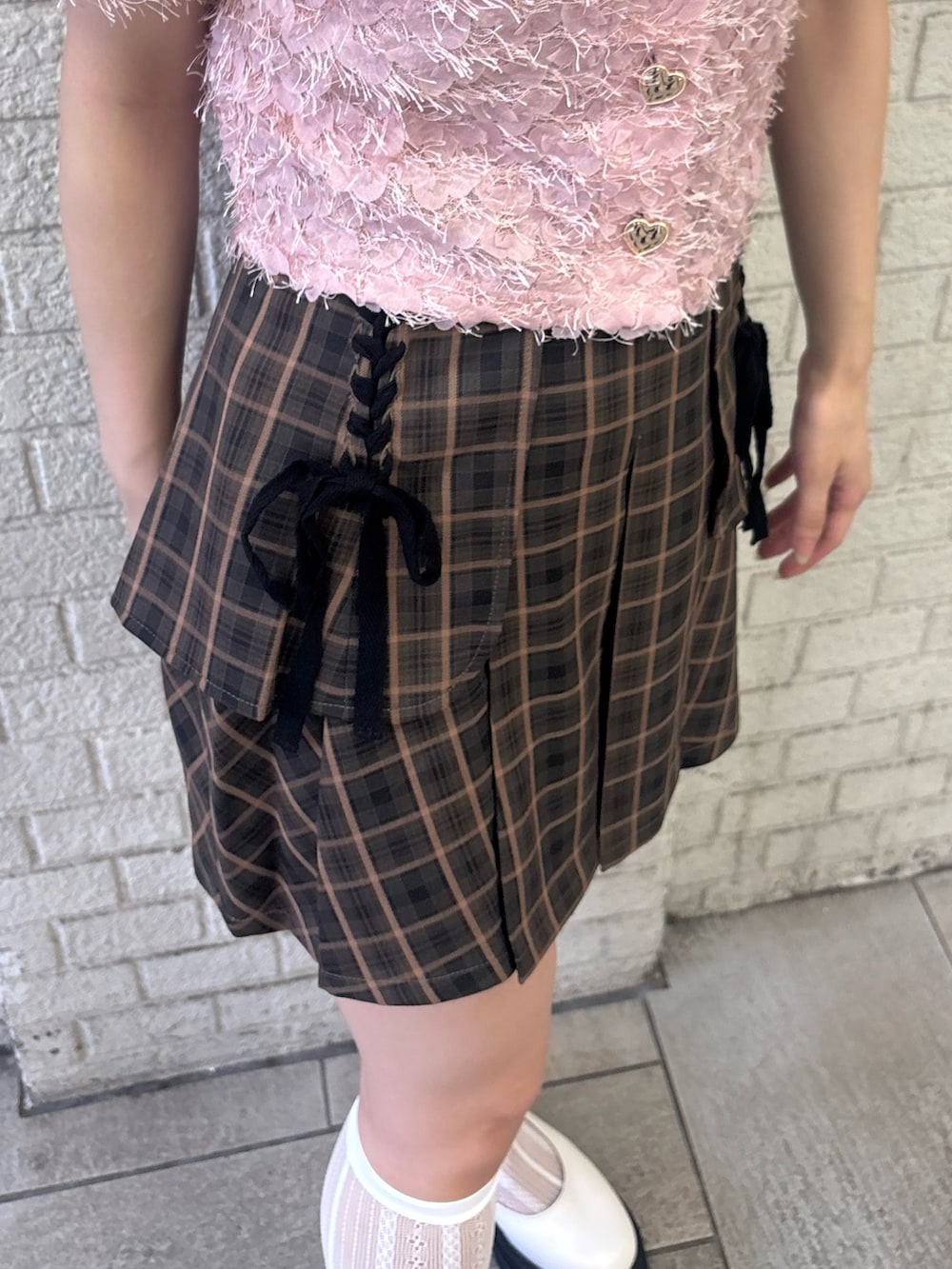 その他のスカート、ピンク系のカーディガン/ボレロ、ホワイト系のローファーを着用したレディースの夏コーディネートの5枚目の写真