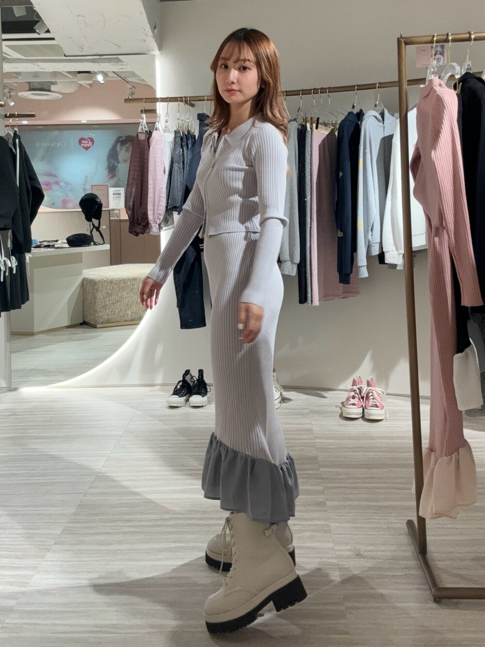 グレー系のワンピース、ブラック系のブーツを着用したレディースの秋コーディネートの5枚目の写真