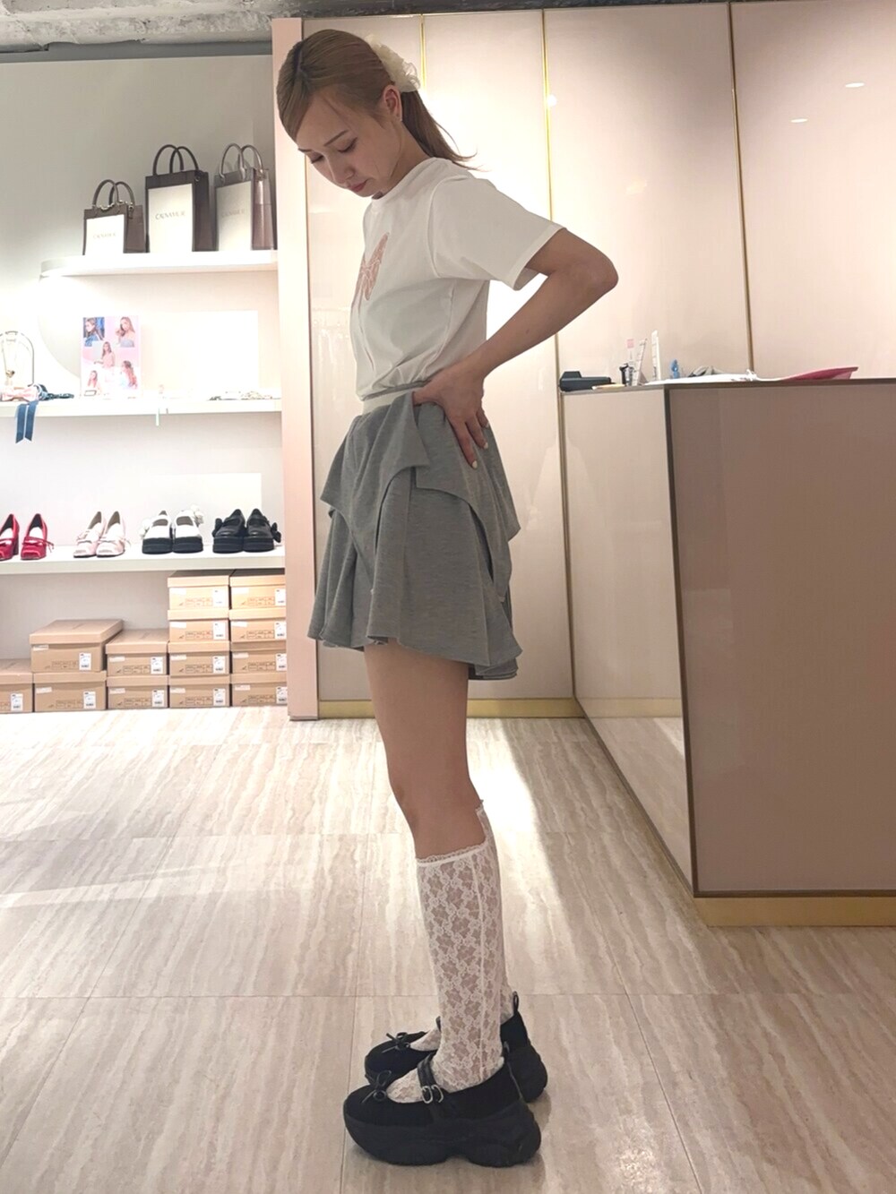 グレー系のワンピース、ホワイト系のTシャツ/カットソーを着用したレディースの夏コーディネートの2枚目の写真