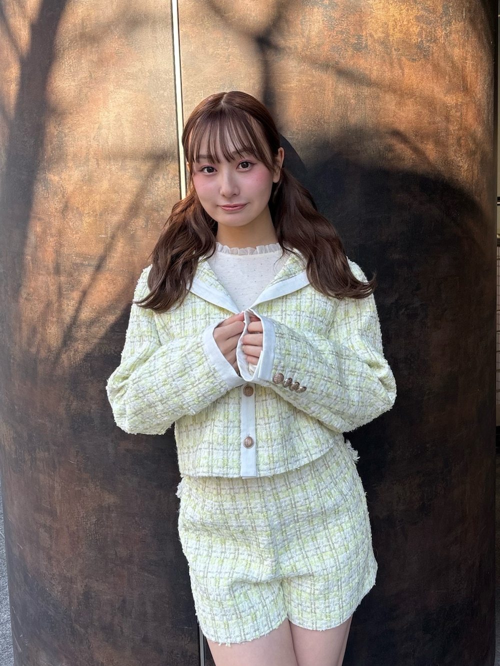 ブラウン系のブーツ、イエロー系のテーラードジャケット、イエロー系のその他パンツを着用したレディースの冬コーディネートの6枚目の写真