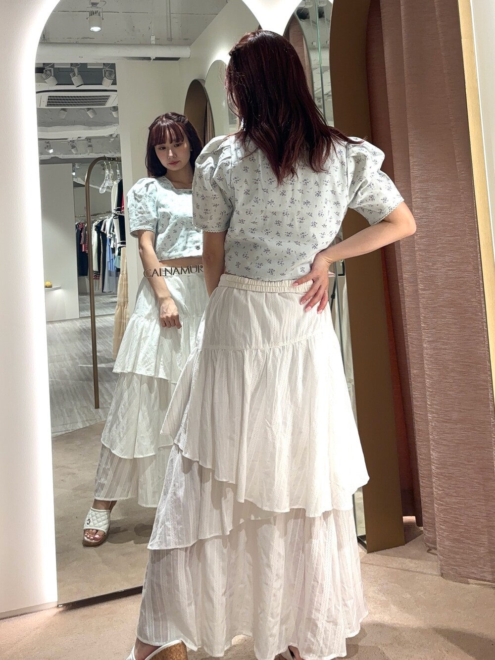 ホワイト系のスカート、ブルー系のシャツ/ブラウスを着用したレディースの春コーディネートの5枚目の写真