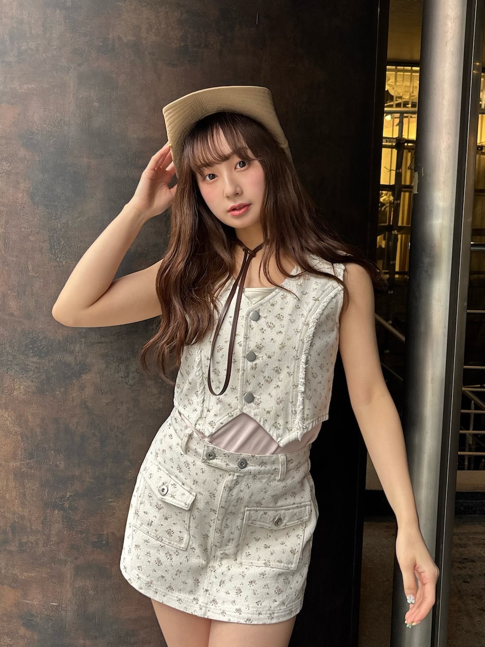 ピンク系のベスト、ピンク系のスカート、ピンク系のキャミソールを着用したレディースの春コーディネートの5枚目の写真