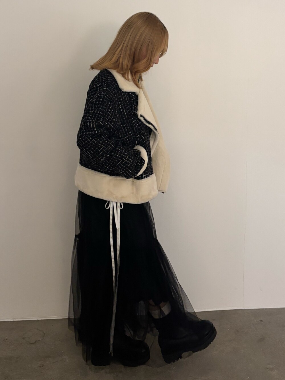 ホワイト系のスカート、その他のブルゾン、グレー系のニット/セーターを着用したレディースの冬コーディネートの3枚目の写真