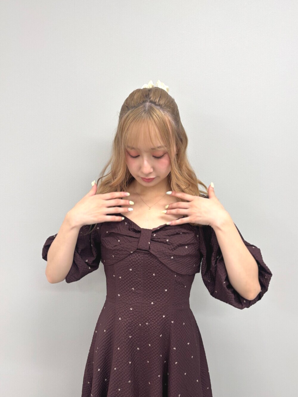 ホワイト系のサンダル、ベージュ系のワンピース、イエロー系のバレッタ/ヘアクリップを着用したレディースの夏コーディネートの5枚目の写真