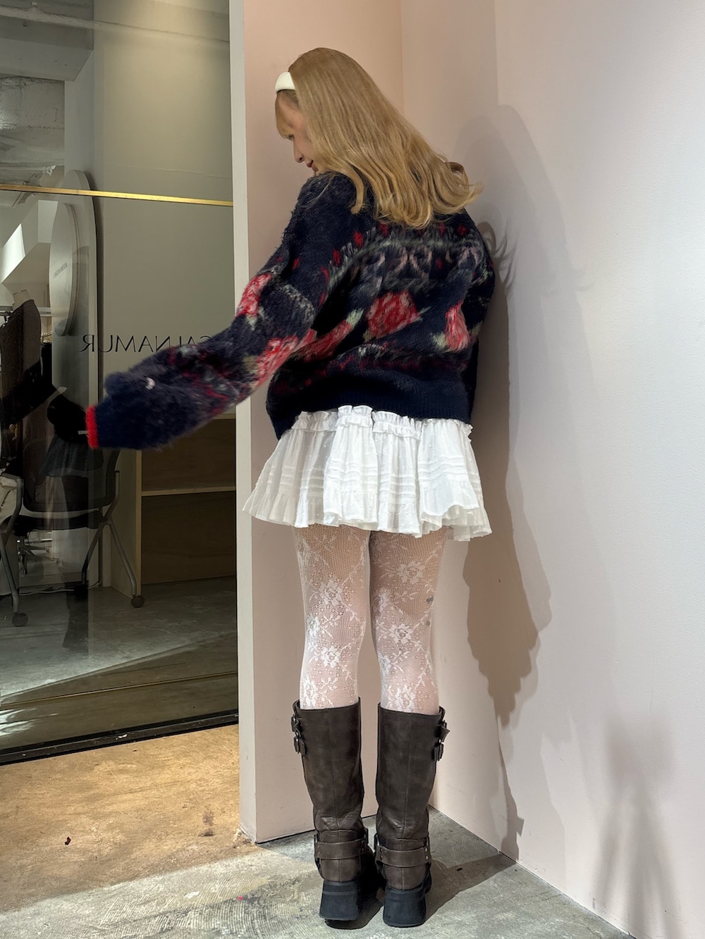 ホワイト系のスカート、ブルー系のニット/セーター、ブラウン系のブーツを着用したレディースの秋コーディネートの3枚目の写真