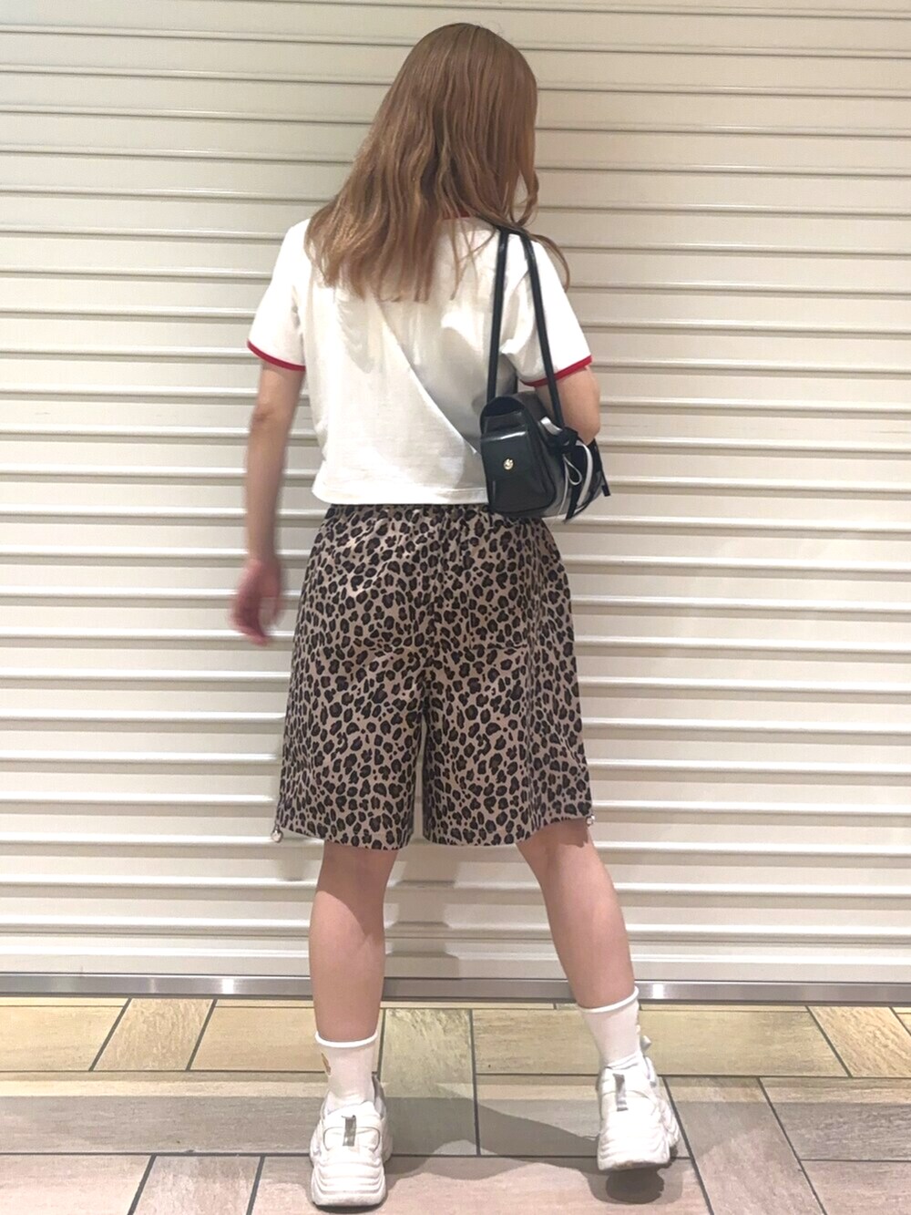 その他のその他パンツ、レッド系のTシャツ/カットソー、ブラック系のハンドバッグを着用したレディースの夏コーディネートの3枚目の写真