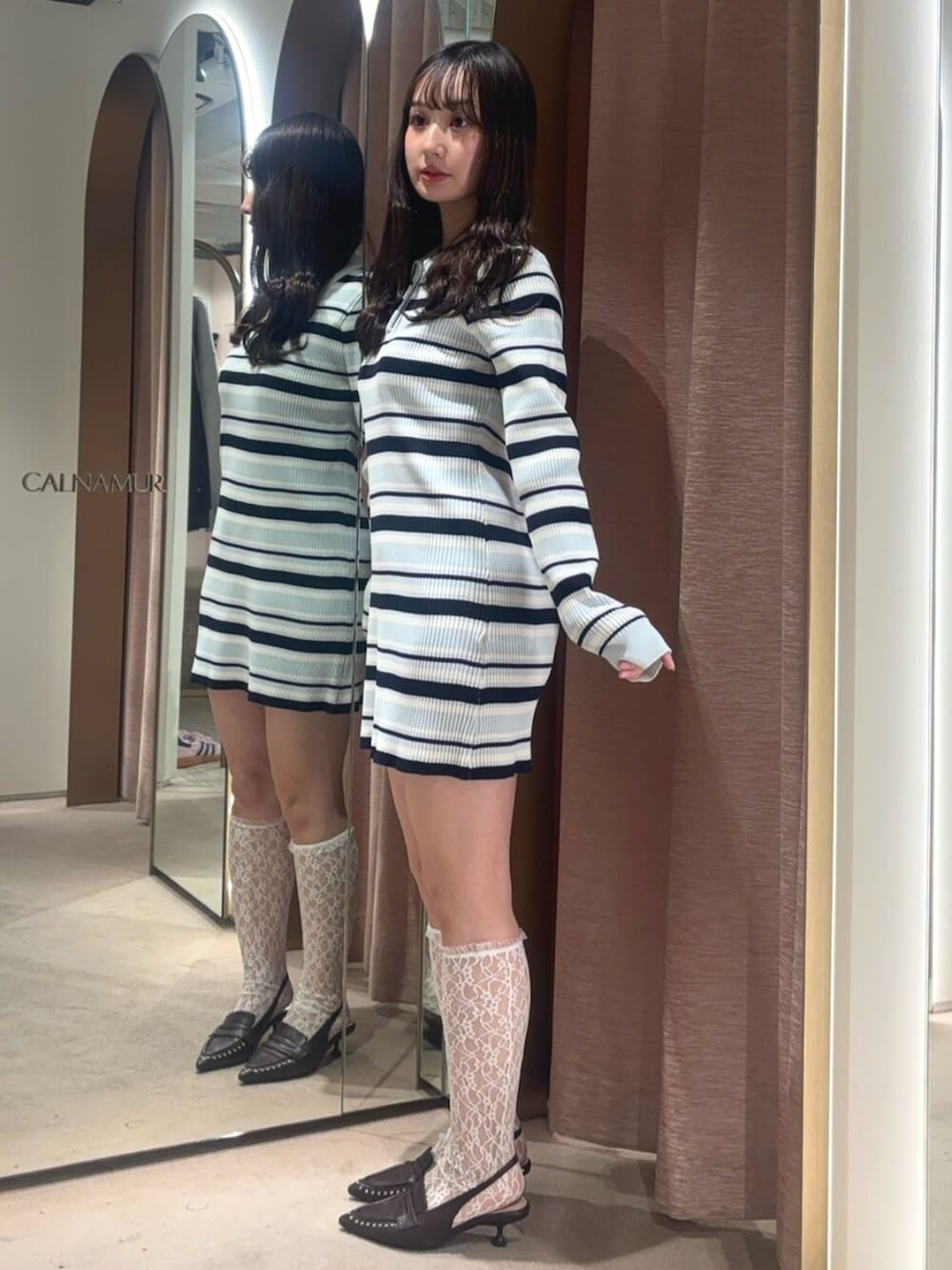 ブラウン系のサンダル、ブルー系のワンピースを着用したレディースの冬コーディネートの2枚目の写真