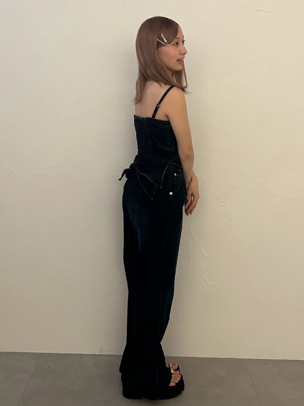 ブルー系のつなぎ/オールインワン、ブラック系のサンダルを着用したレディースの冬コーディネートの4枚目の写真