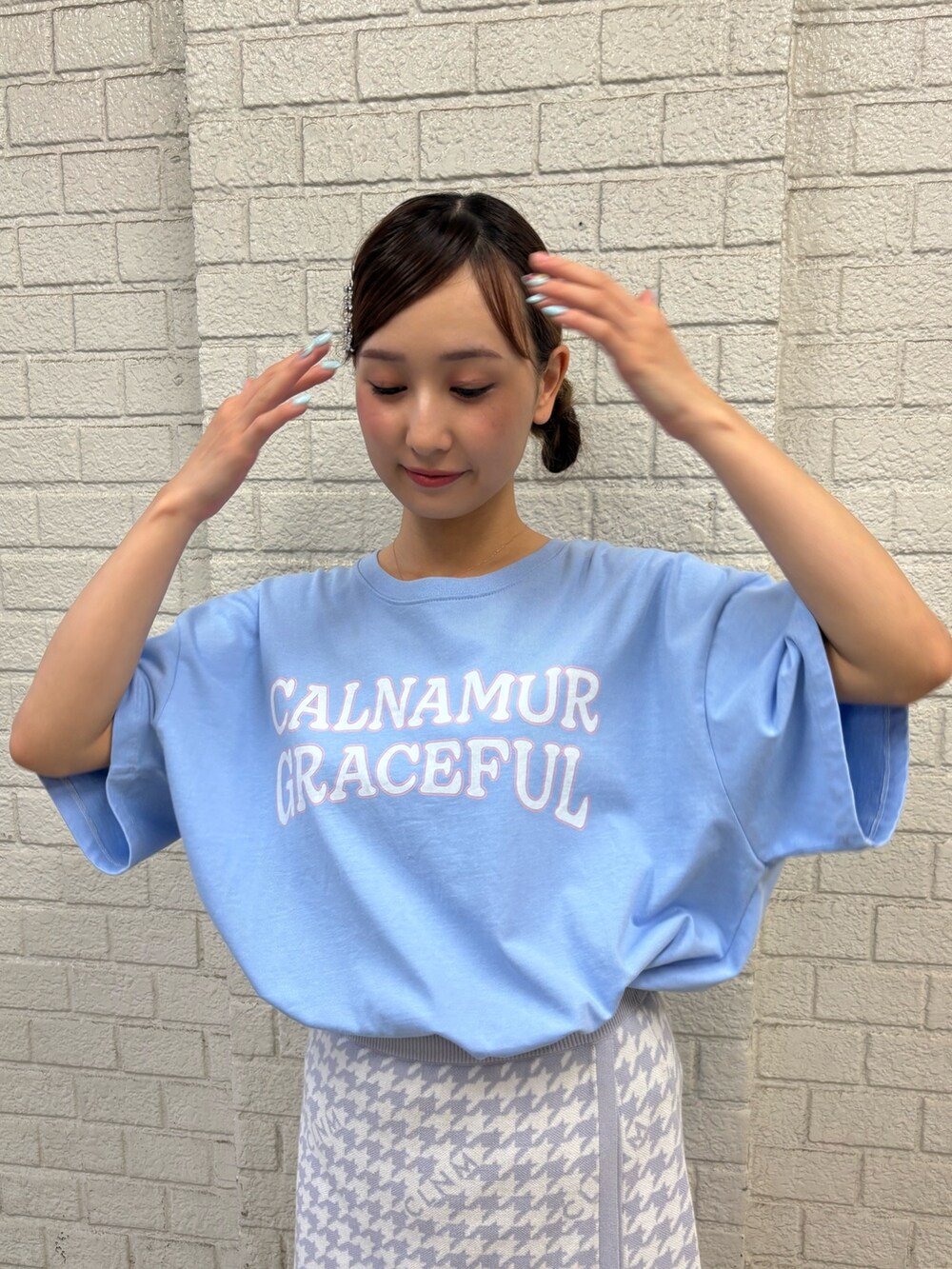 ブルー系のスカート、ブルー系のTシャツ/カットソーを着用したレディースの夏コーディネートの6枚目の写真