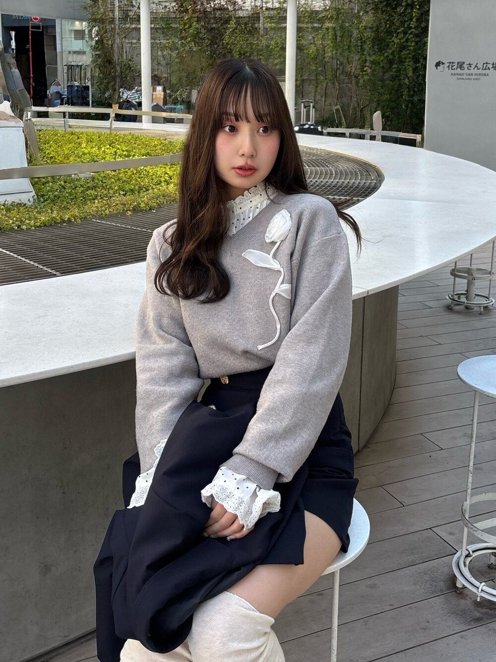 ブルー系のその他パンツ、ブルー系のノーカラージャケット、その他のシャツ/ブラウスを着用したレディースの冬コーディネートの5枚目の写真