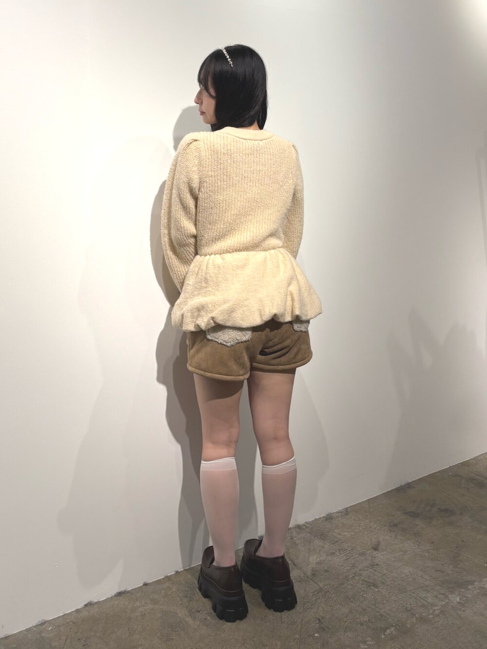ブラウン系のローファー、ベージュ系のその他パンツ、ホワイト系のニット/セーターを着用したレディースの秋コーディネートの4枚目の写真