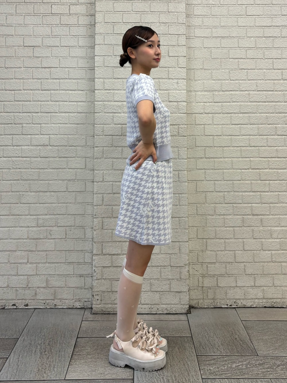 ブルー系のスカート、ブルー系のニット/セーターを着用したレディースの夏コーディネートの3枚目の写真