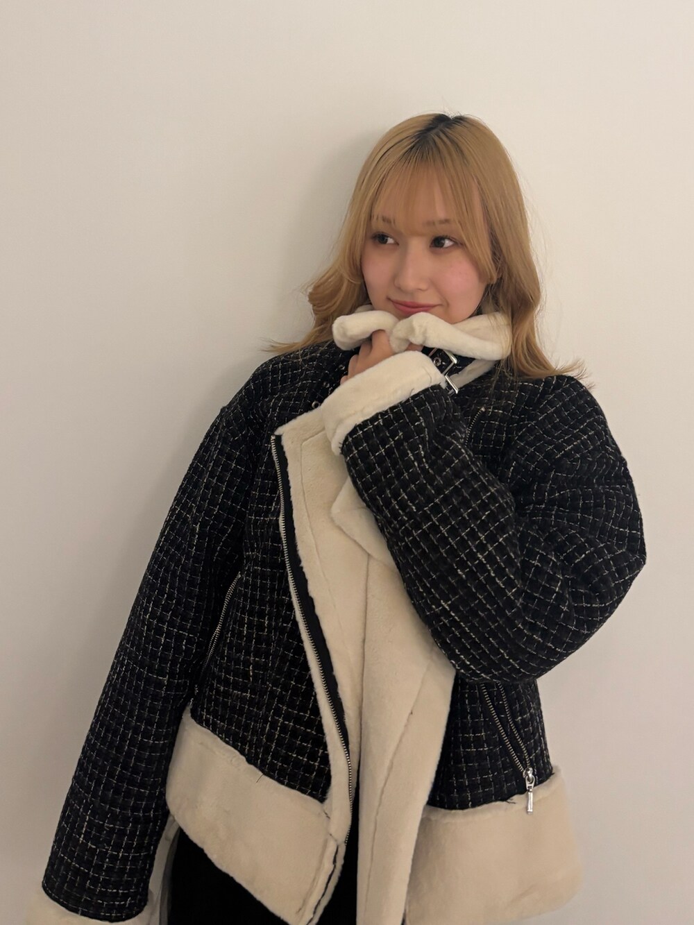 ホワイト系のスカート、その他のブルゾン、グレー系のニット/セーターを着用したレディースの冬コーディネートの6枚目の写真