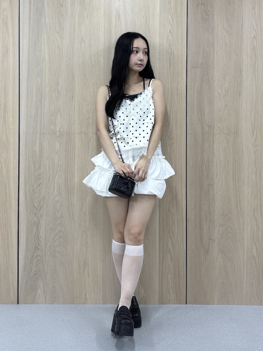 ホワイト系のその他パンツ、ホワイト系のキャミソール、ブラック系のキャミソールを着用したレディースの夏コーディネートの5枚目の写真