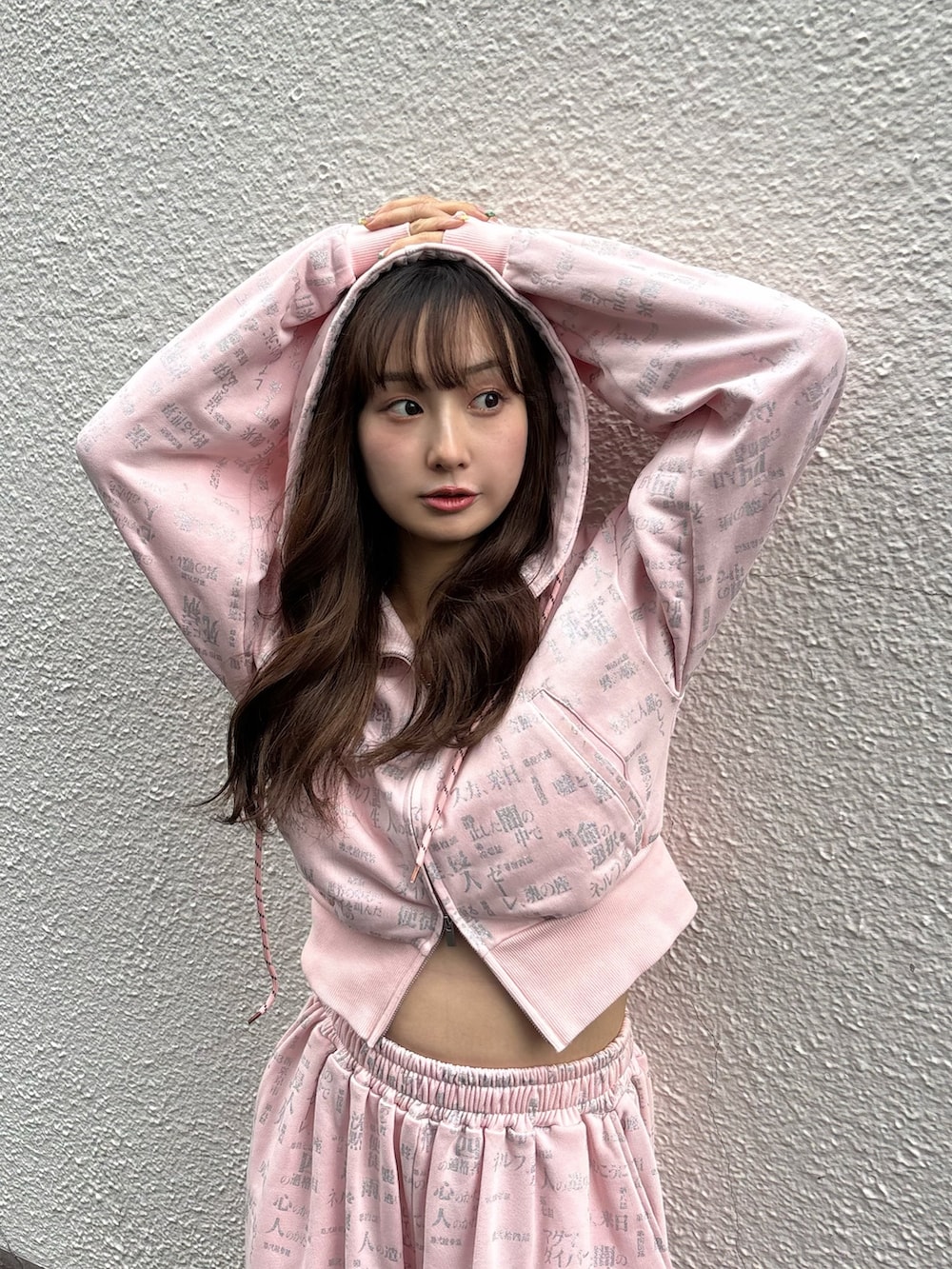 ピンク系のセットアップを着用したレディースの春コーディネートの6枚目の写真