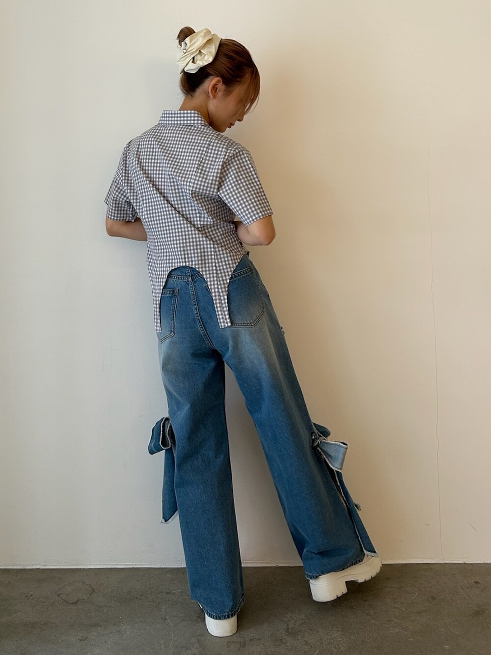 グレー系のシャツ/ブラウス、ブルー系のデニムパンツ、ホワイト系のサンダルを着用したレディースの春コーディネートの4枚目の写真