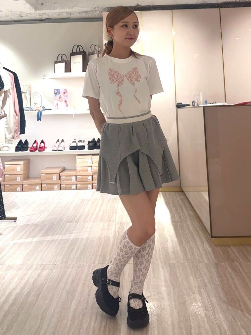 グレー系のワンピース、ホワイト系のTシャツ/カットソーを着用したレディースの夏コーディネートの7枚目の写真