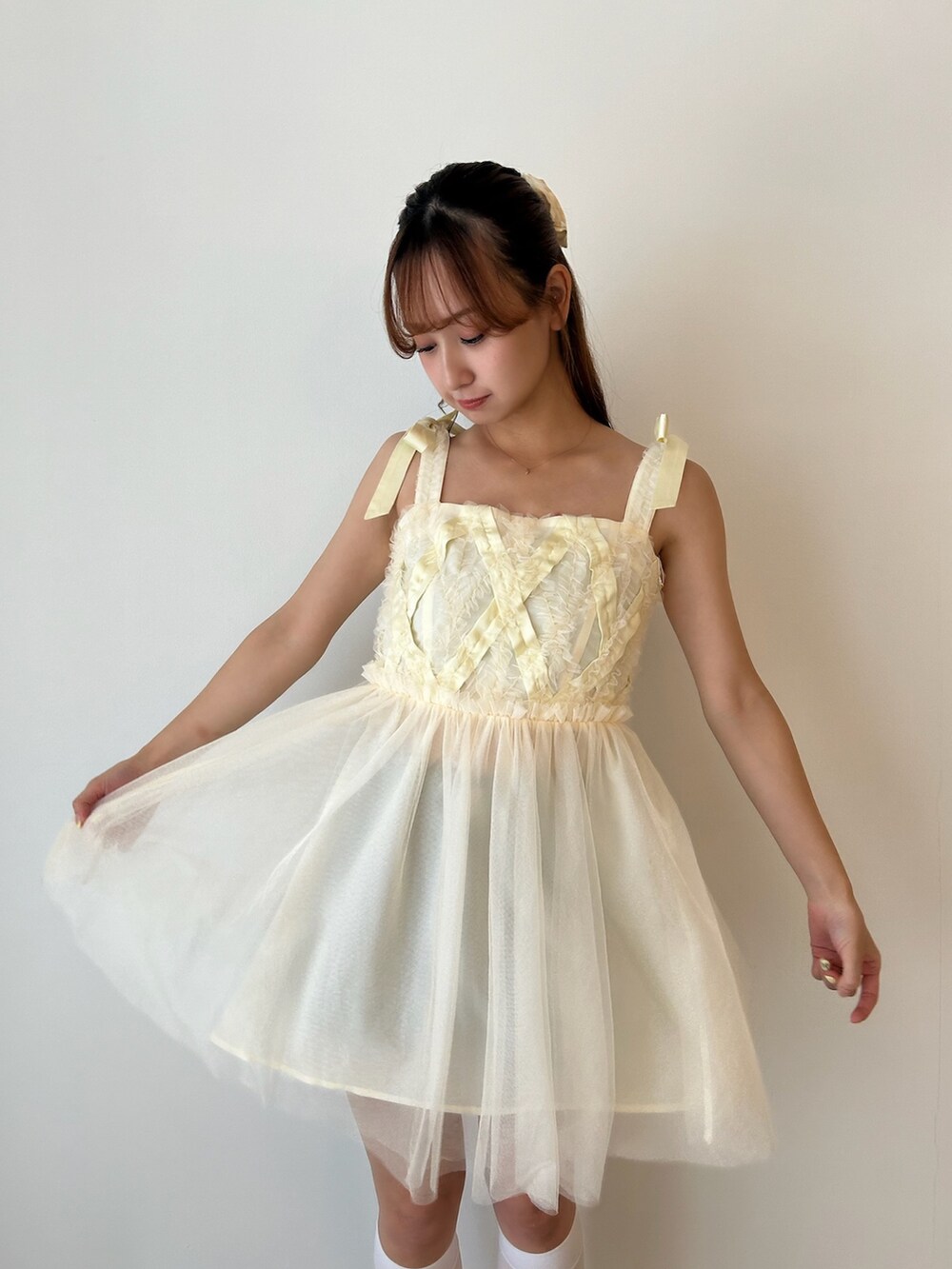 ホワイト系のローファー、イエロー系のシャツ/ブラウスを着用したレディースの秋コーディネートの5枚目の写真