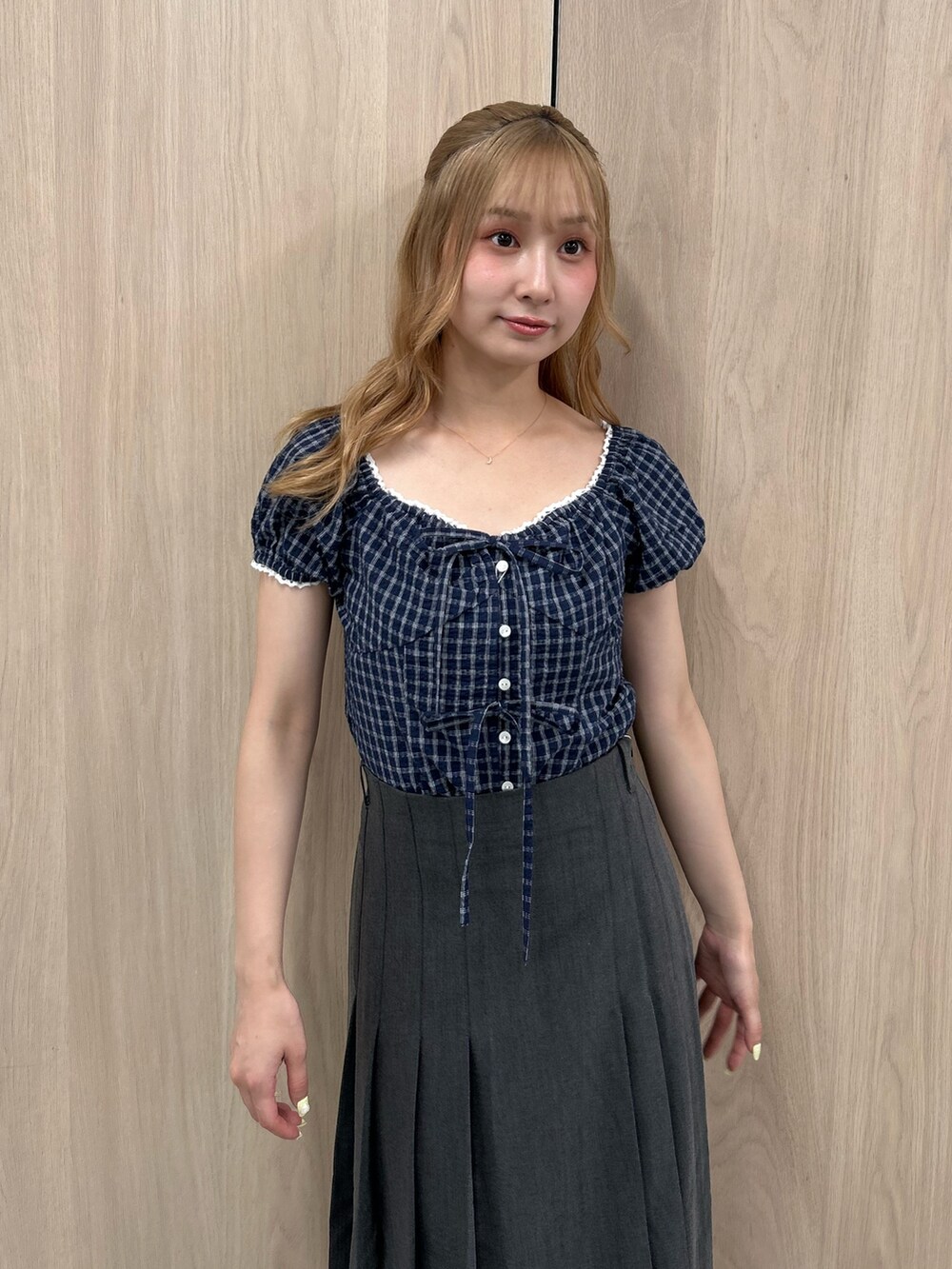 グレー系のスカート、ブルー系のシャツ/ブラウス、イエロー系のバレッタ/ヘアクリップを着用したレディースの夏コーディネートの4枚目の写真