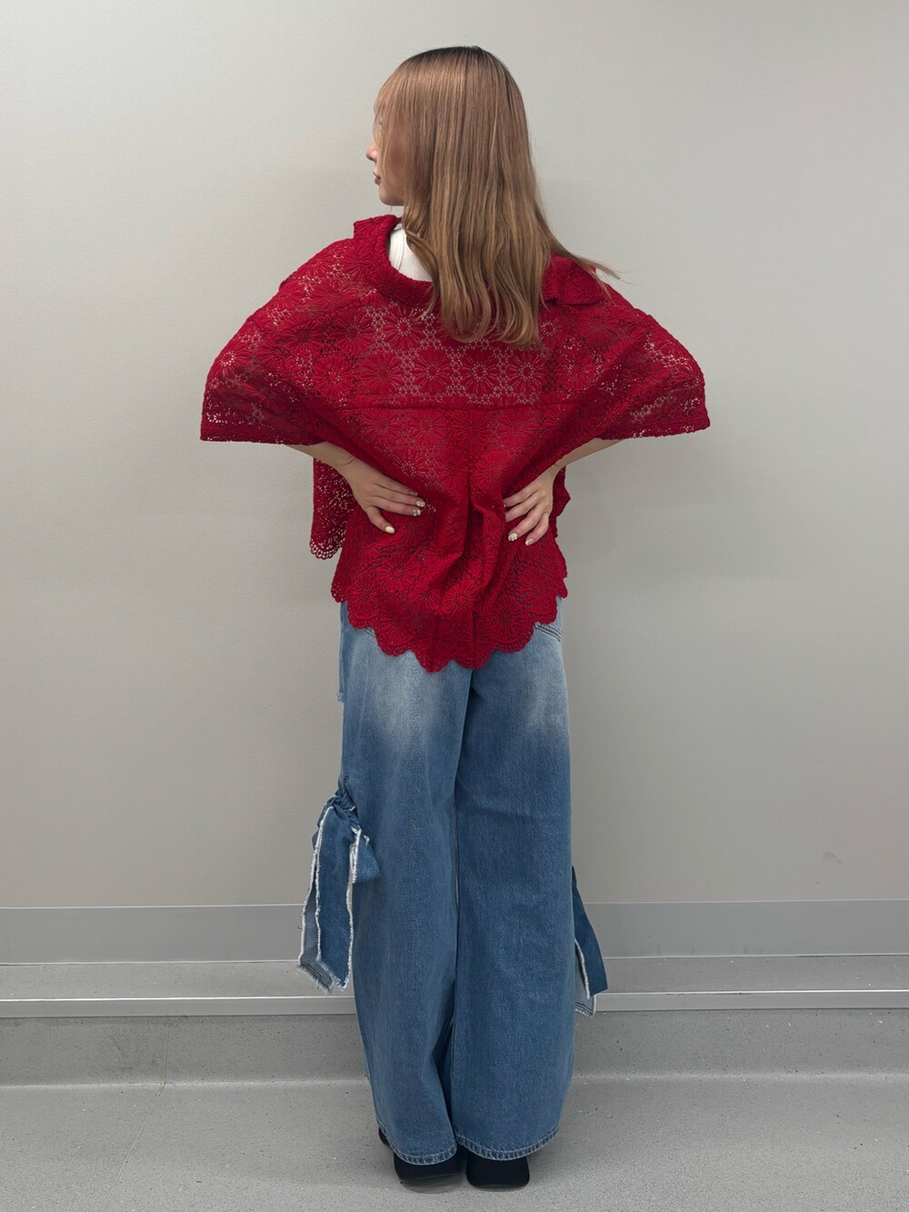 ブルー系のデニムパンツ、ホワイト系のタンクトップ、レッド系のシャツ/ブラウスを着用したレディースの春コーディネートの4枚目の写真