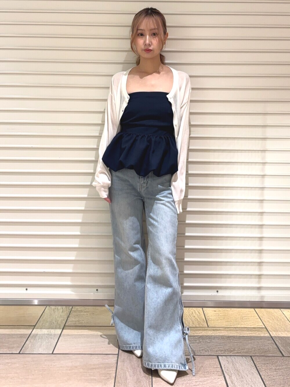 ホワイト系のカーディガン/ボレロ、ブルー系のデニムパンツ、ブルー系のチューブトップを着用したレディースの春コーディネートの2枚目の写真