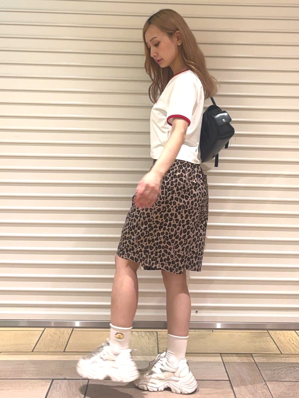 その他のその他パンツ、レッド系のTシャツ/カットソー、ブラック系のハンドバッグを着用したレディースの夏コーディネートの2枚目の写真