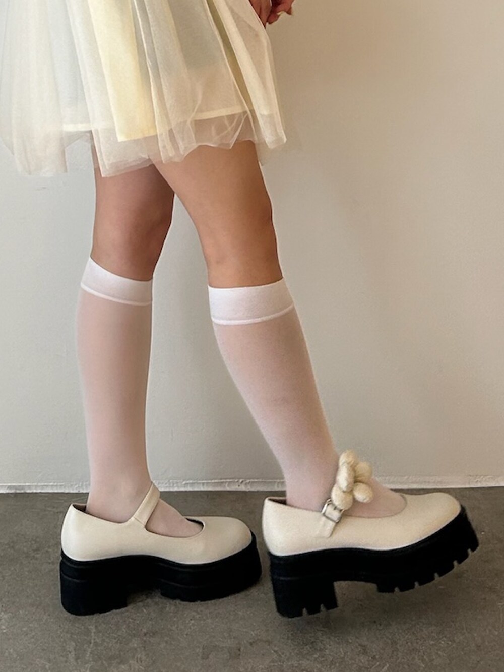 ホワイト系のローファー、イエロー系のシャツ/ブラウスを着用したレディースの秋コーディネートの6枚目の写真