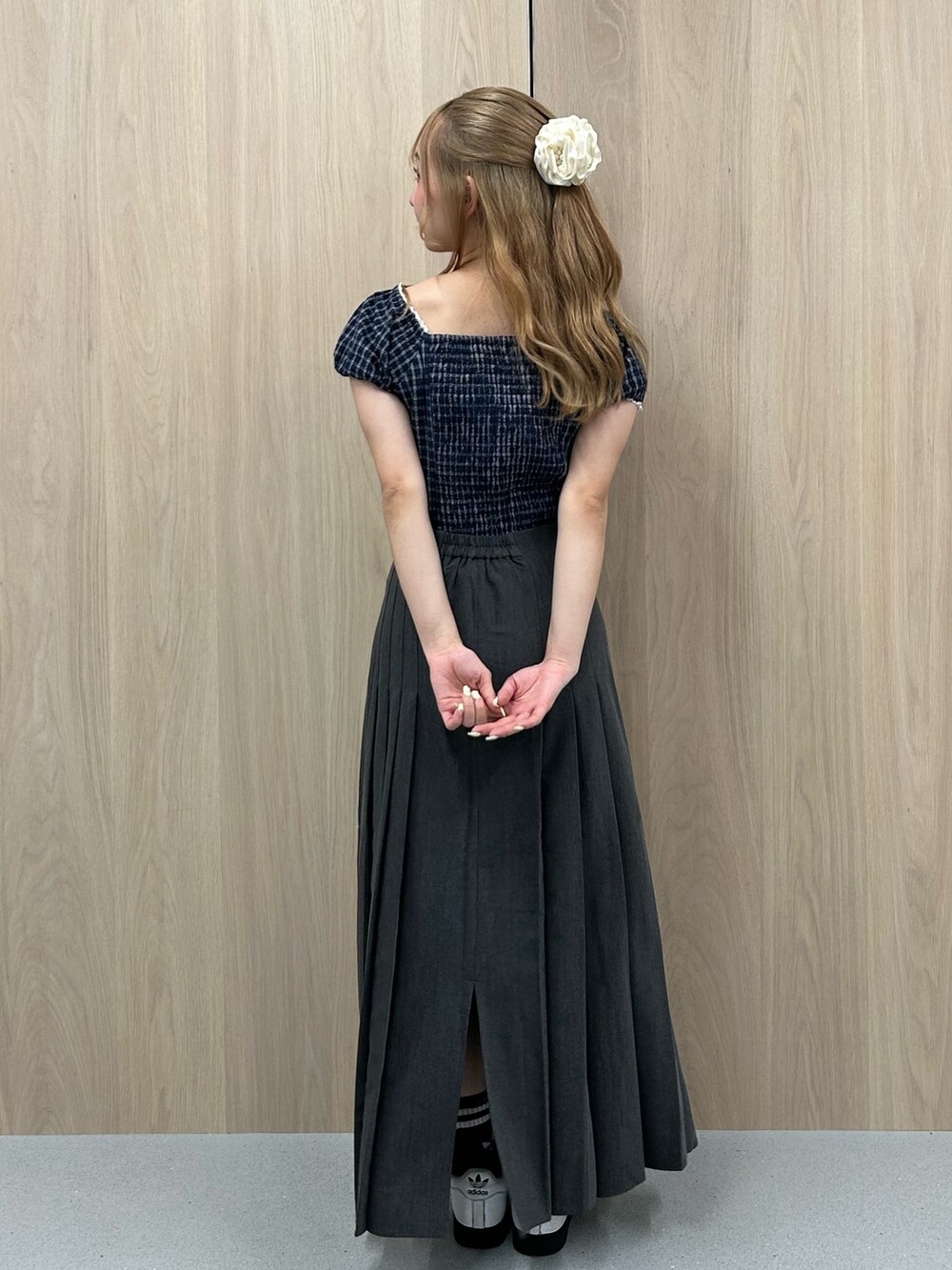 グレー系のスカート、ブルー系のシャツ/ブラウス、イエロー系のバレッタ/ヘアクリップを着用したレディースの夏コーディネートの3枚目の写真