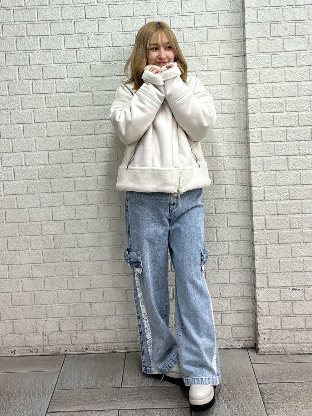 その他のブルゾン、ブルー系のデニムパンツ、ブラック系のブーツを着用したレディースの秋コーディネートの6枚目の写真