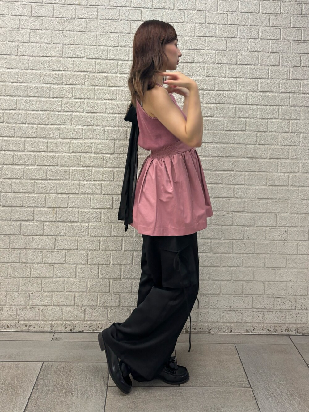 ブラック系のその他パンツ、ピンク系のTシャツ/カットソーを着用したレディースの夏コーディネートの2枚目の写真