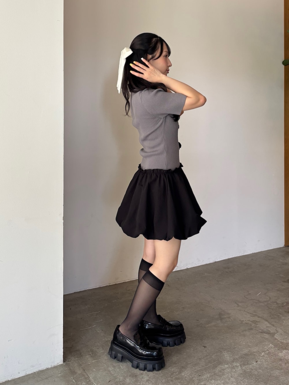 グレー系のワンピース、ブラック系のローファーを着用したレディースの夏コーディネートの4枚目の写真