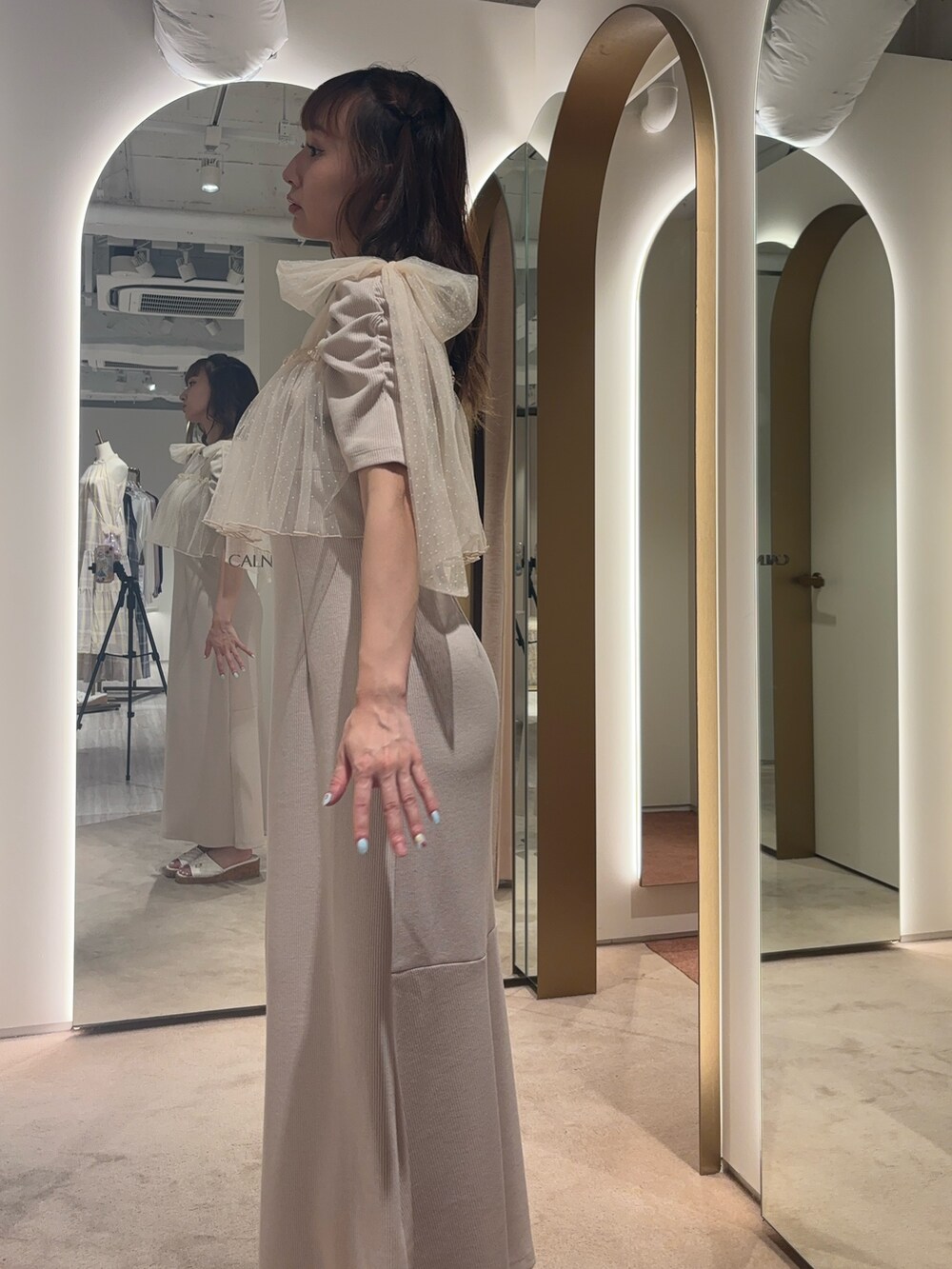 ベージュ系のワンピース、イエロー系のサンダルを着用したレディースの夏コーディネートの6枚目の写真