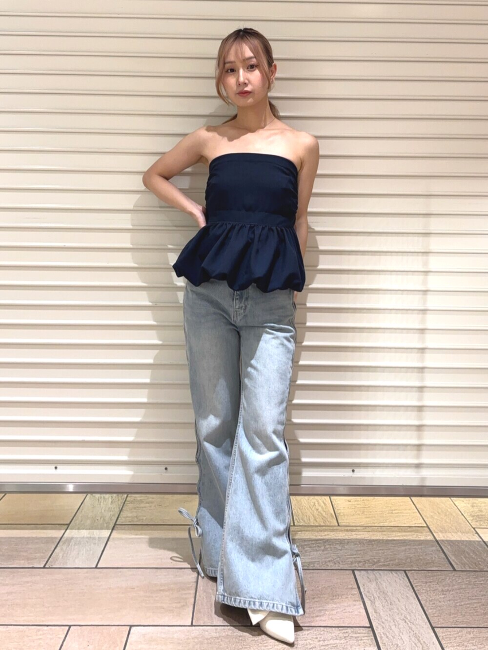 ホワイト系のカーディガン/ボレロ、ブルー系のデニムパンツ、ブルー系のチューブトップを着用したレディースの春コーディネートの4枚目の写真