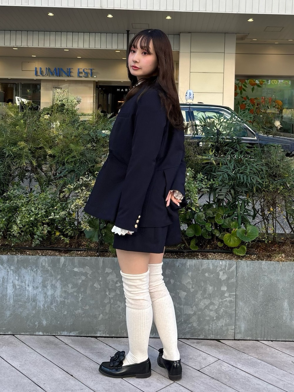 ブルー系のその他パンツ、ブルー系のノーカラージャケット、その他のシャツ/ブラウスを着用したレディースの冬コーディネートの3枚目の写真