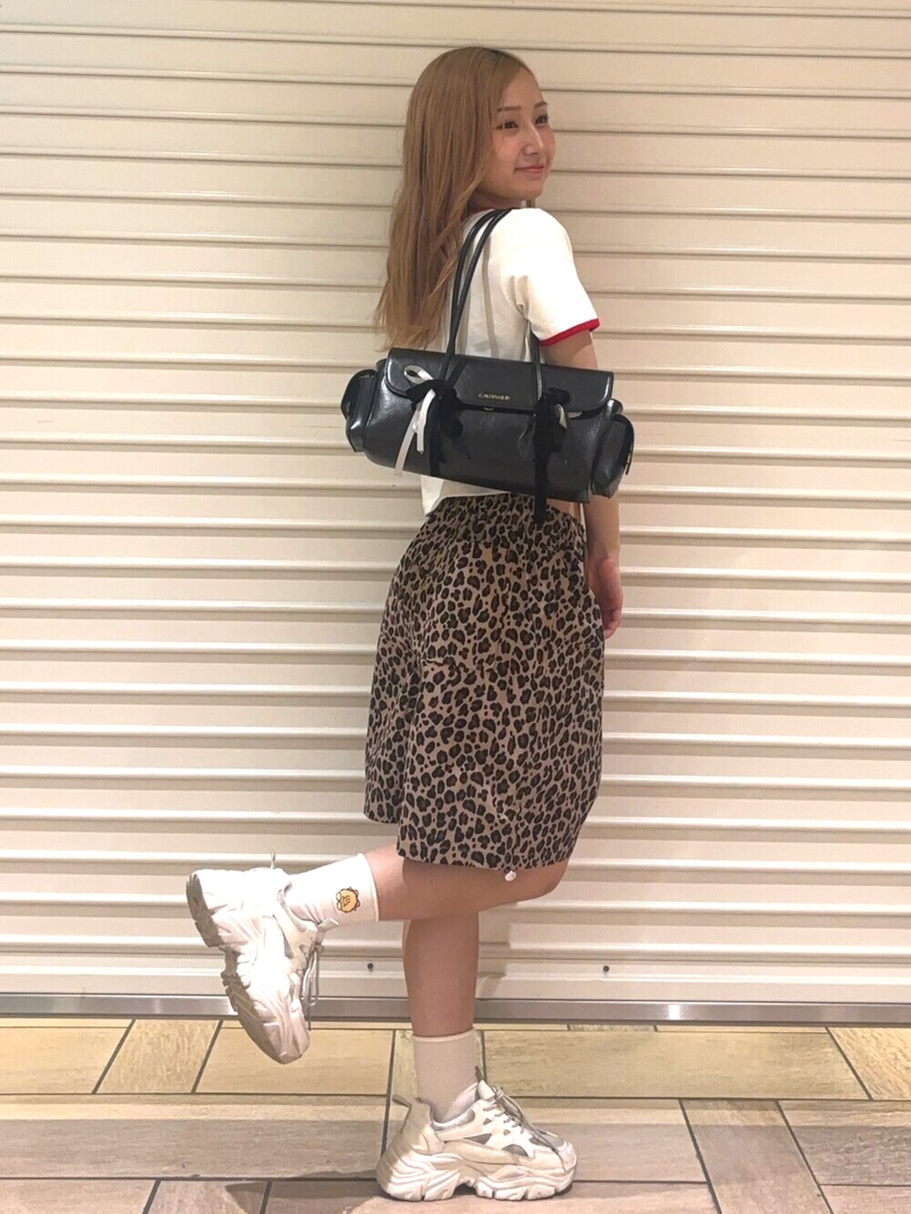 その他のその他パンツ、レッド系のTシャツ/カットソー、ブラック系のハンドバッグを着用したレディースの夏コーディネートの4枚目の写真