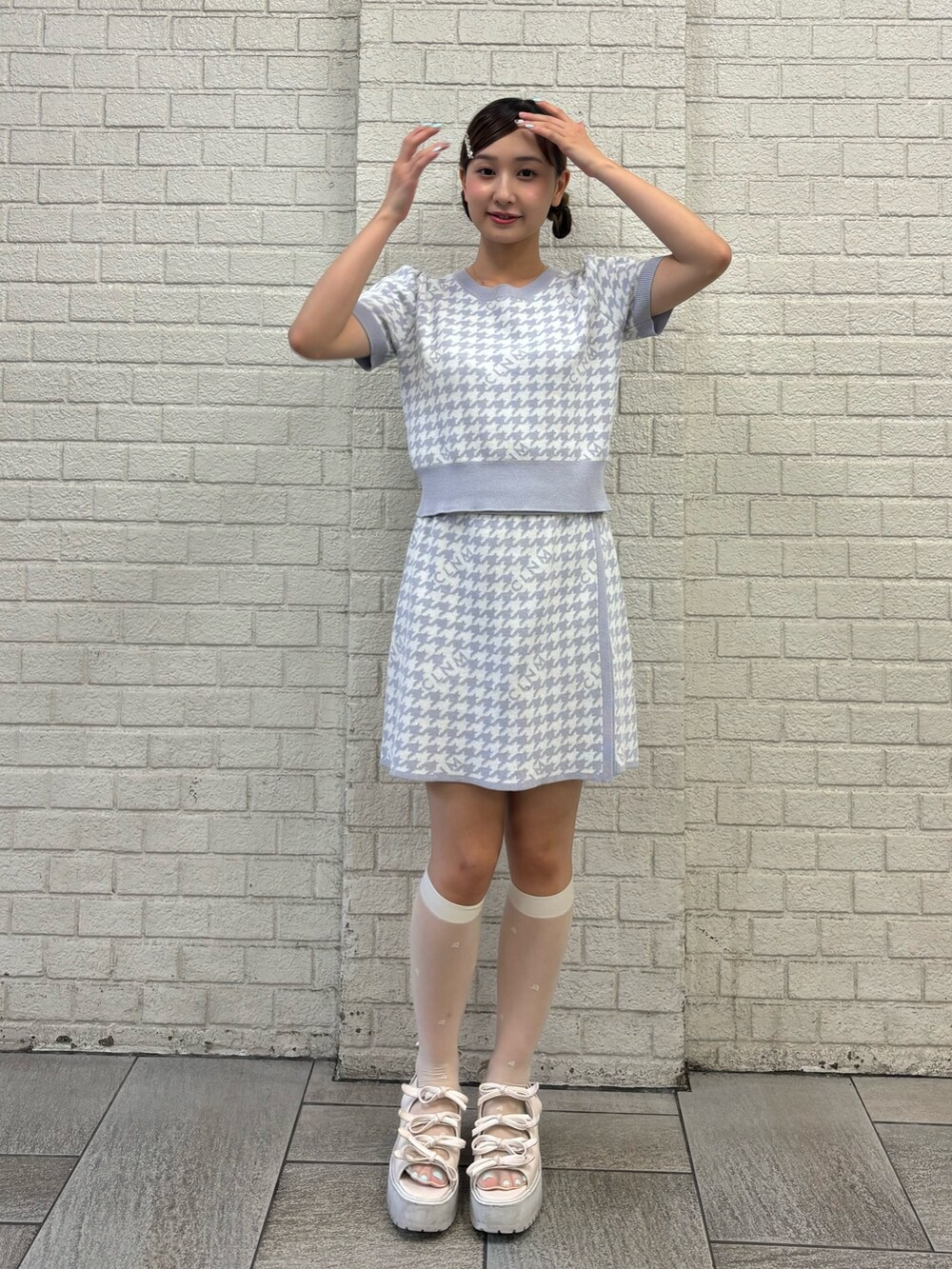 ブルー系のスカート、ブルー系のニット/セーターを着用したレディースの夏コーディネートの2枚目の写真