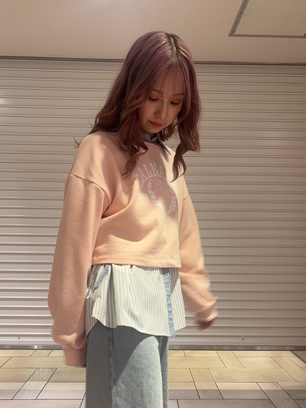 ブルー系のデニムパンツ、ブルー系のシャツ/ブラウス、ピンク系のスウェットを着用したレディースの春コーディネートの5枚目の写真