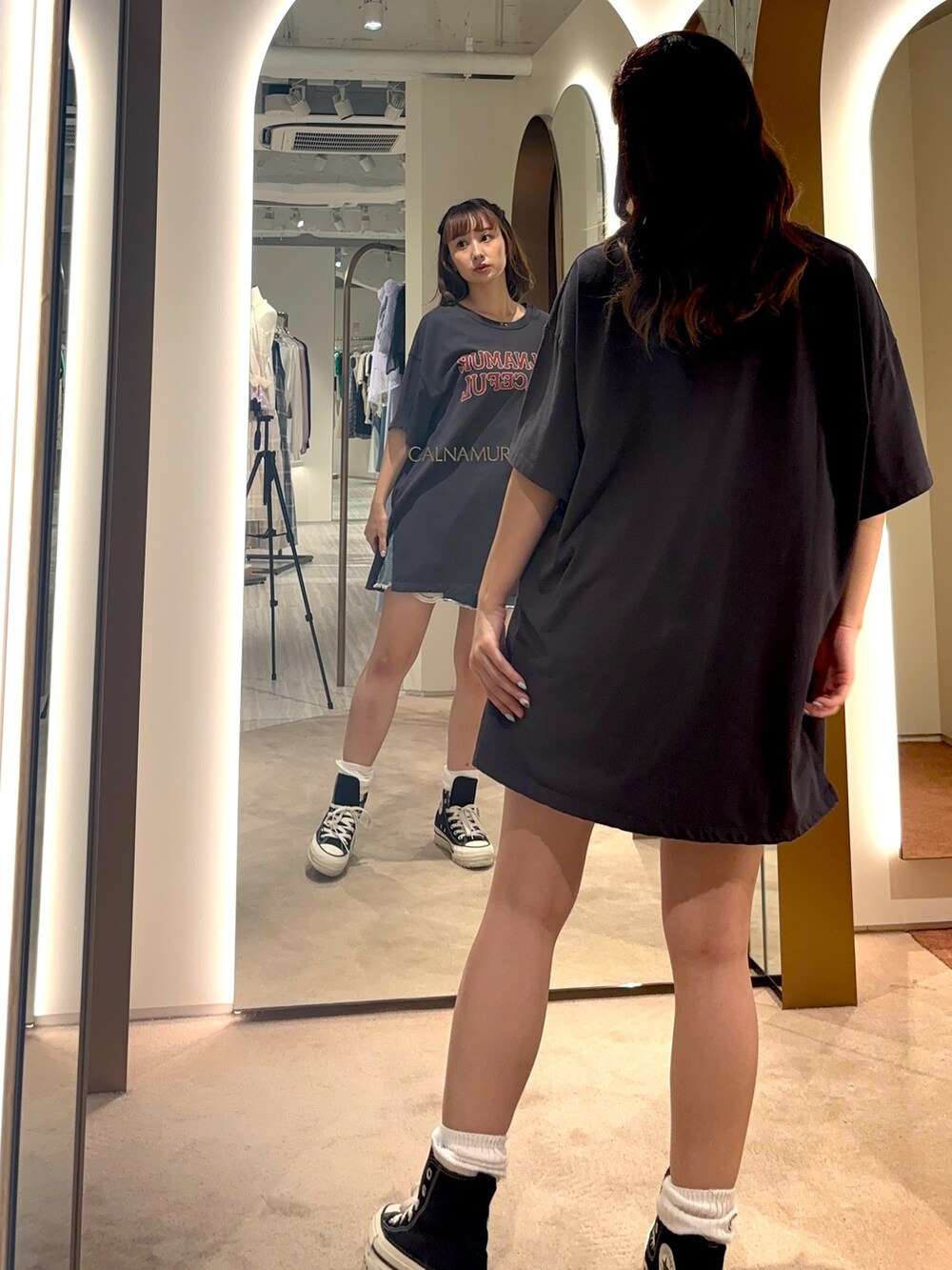 ブラック系のTシャツ/カットソー、ホワイト系のスニーカーを着用したレディースの夏コーディネートの4枚目の写真